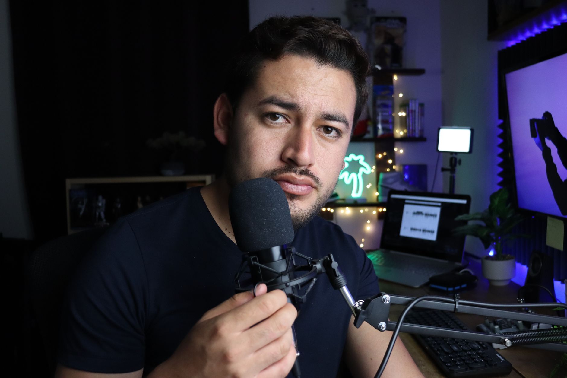 Creador de contenido en estudio doméstico profesional
